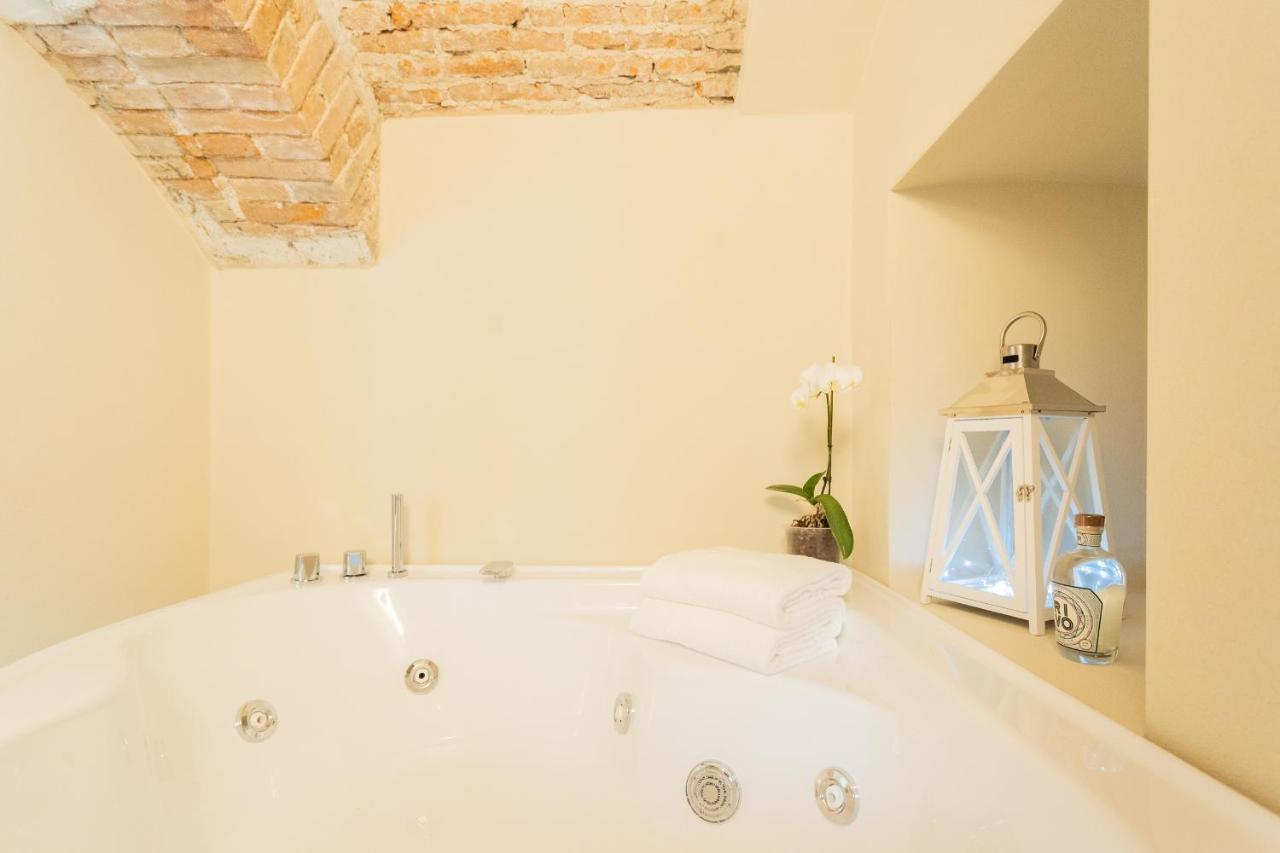 Romantic Escape City Centre With Jacuzzi & Parking By Rent All קומו מראה חיצוני תמונה